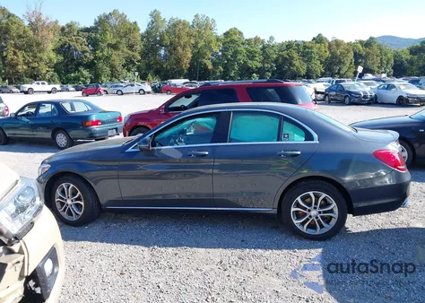 2016 Mercedes-Benz C 300 4Matic z USA, uszkodzony, nr VIN 55SWF4KB4GU105035